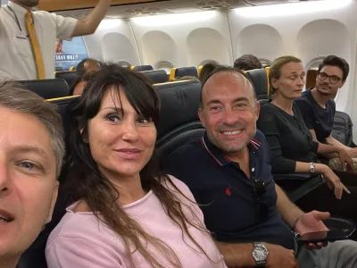 Il Dott. Fabio Gherardelli insieme ai partecipanti al corso Liberi di Volare mentre fanno il volo aereo